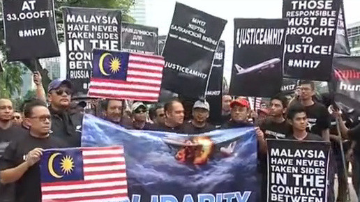 Сотни людей провели акцию протеста у посольства РФ в Малайзии