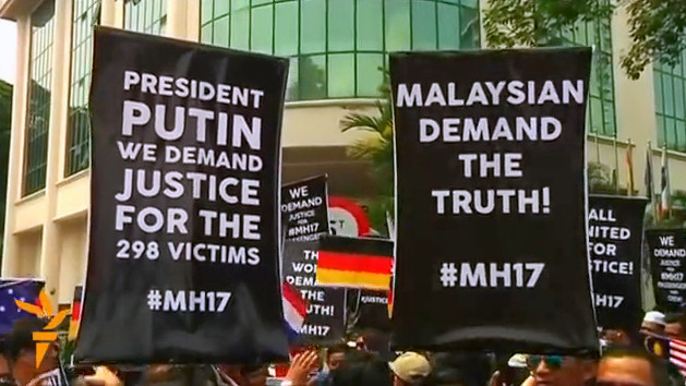Сотни людей провели акцию протеста у посольства РФ в Малайзии