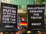 Сотни людей провели акцию протеста у посольства РФ в Малайзии