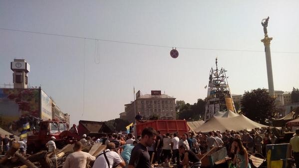 Убирают Майдан