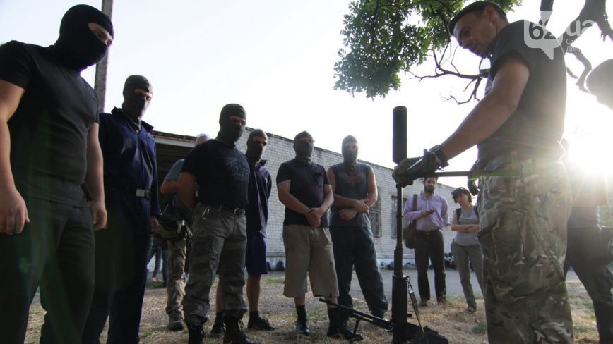 Новобранцы Обороны Мариуполя изучают военное дело