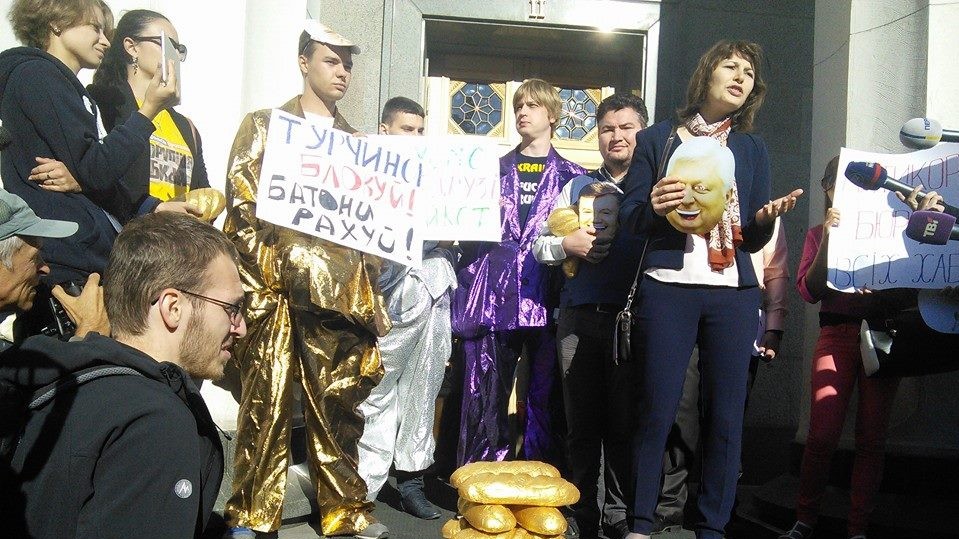 Активисты устроили"Маски-шоу"под стенами Верховной Рады