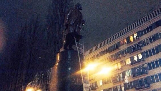 В Харькове стало еще на два памятника Ленину меньше