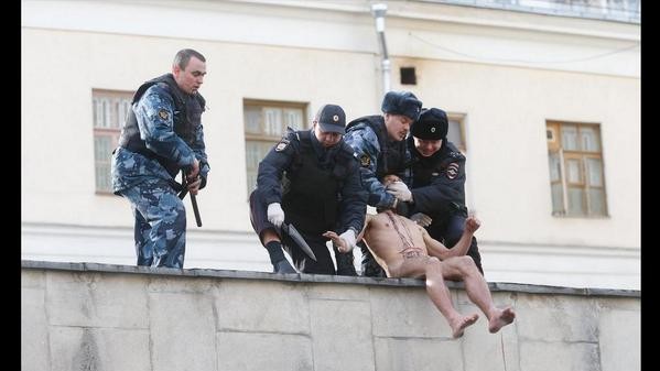 Скандальный художник Павленский в знак протеста отрезал себе мочку уха