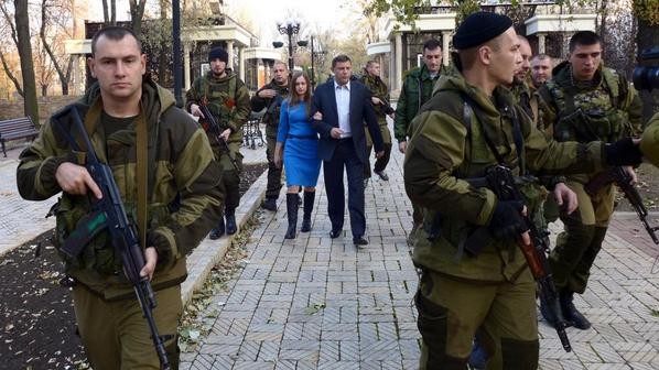 "Премьер ДНР" Захарченко со своей спутницей и в окружении вооруженных боевиков идет голосовать на избирательный участок