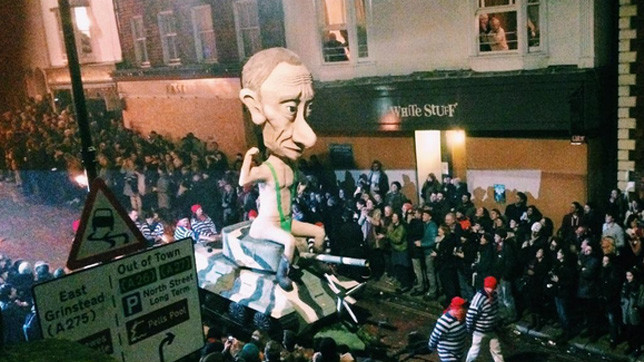 Чучела провезли по центральным улицам города.