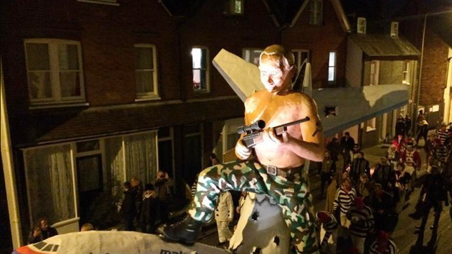 Чучела провезли по центральным улицам города.