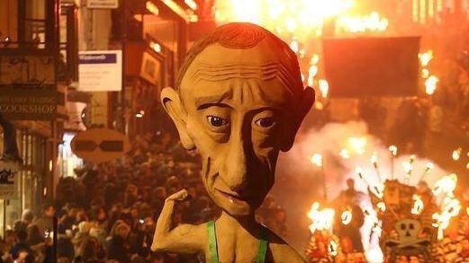 Чучела провезли по центральным улицам города.