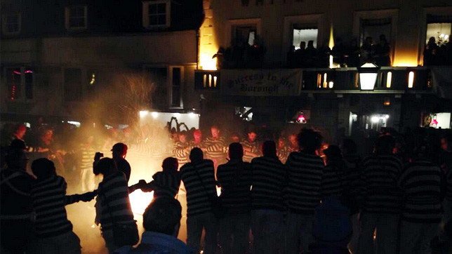 Чучела провезли по центральным улицам города.