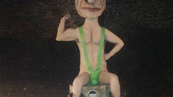 Чучела провезли по центральным улицам города.