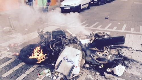 Протестувальники спалили поліцейський мотоцикл.