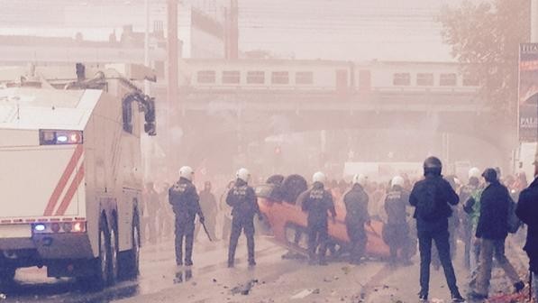 В ході агресивного протесту мітингувальники перевертали машини.