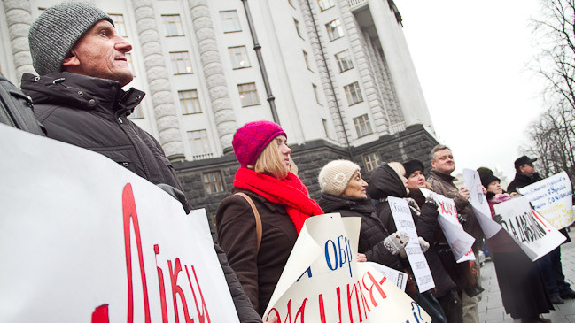 Хворі вимагали у чиновників кошти на гемодіаліз.