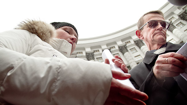 Хворі вимагали у чиновників кошти на гемодіаліз.