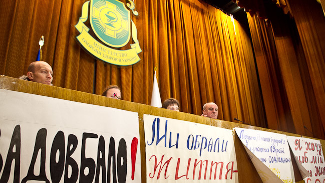 Хворі вимагали у чиновників кошти на гемодіаліз.