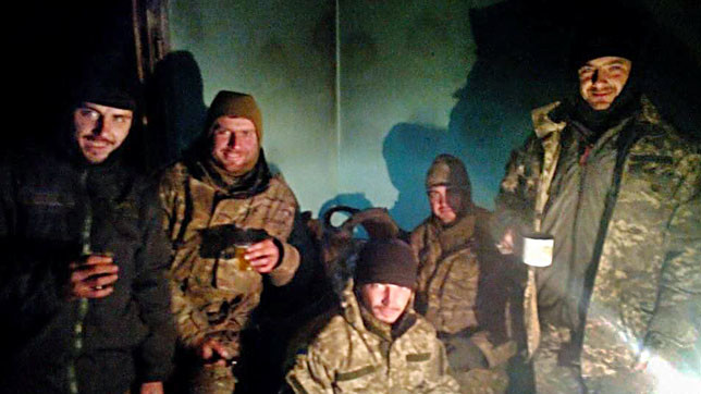 У військових вистачає сил посміхатися.