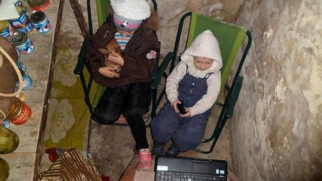 В бомбоубежищах сидят и дети, и взрослые, и домашние животные.