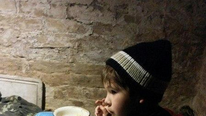 В бомбоубежищах сидят и дети, и взрослые, и домашние животные.