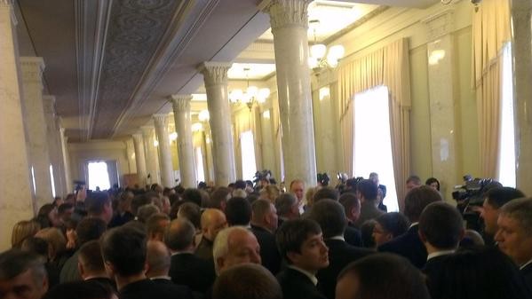 Очередь из депутатов в кулуарах. Все спешат получить карточки для голосования