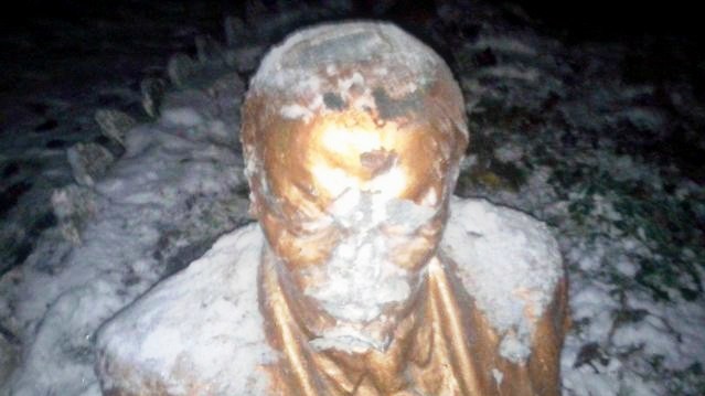 Разбитый памятник Ленину