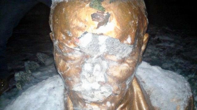 Разбитый памятник Ленину