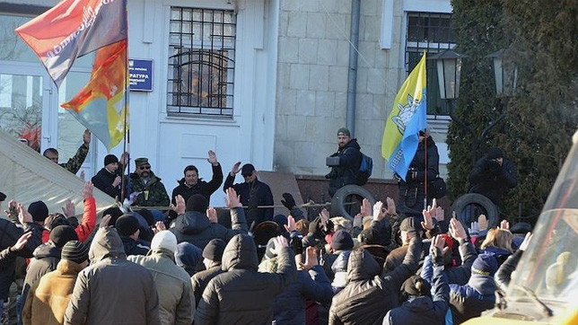 Активісти "привітали" прокурорів пікетом.