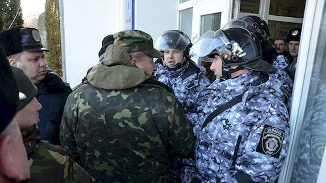 Активісти "привітали" прокурорів пікетом.