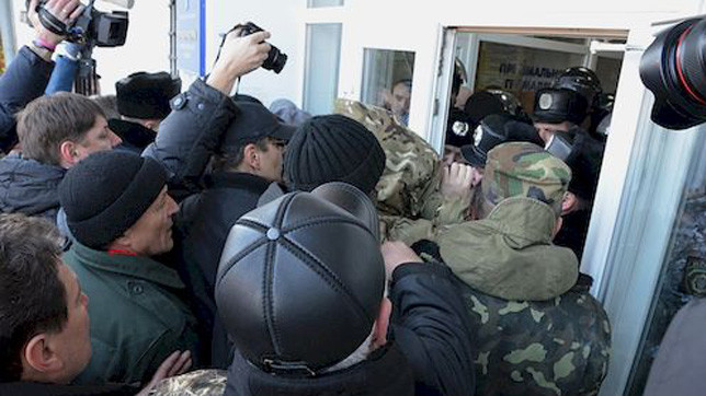 Активісти "привітали" прокурорів пікетом.