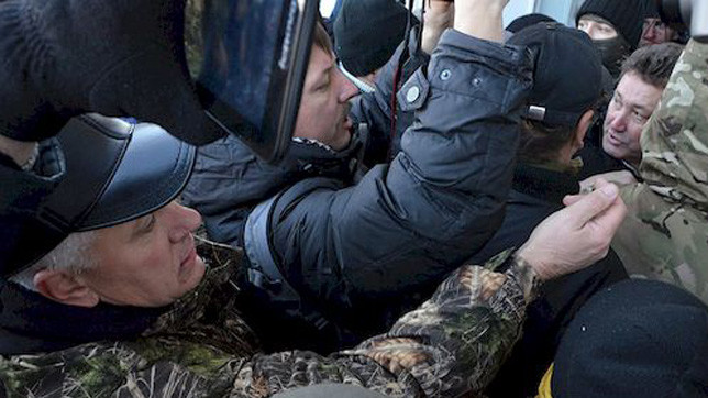 Активісти "привітали" прокурорів пікетом.