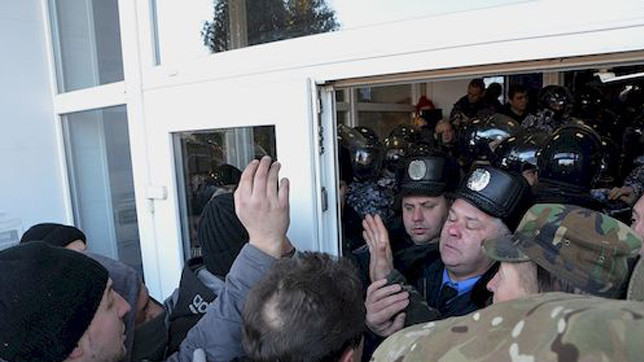 Активісти "привітали" прокурорів пікетом.