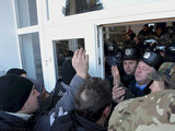 Активисты "поздравили" прокуроров пикетом.