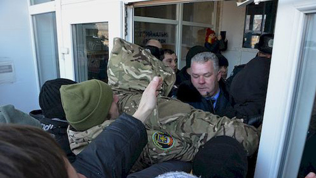 Активісти "привітали" прокурорів пікетом.