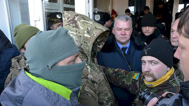 Активісти "привітали" прокурорів пікетом.