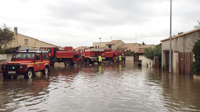 Ліквідацією наслідків займаються пожежники, військові, волонтери та жандарми.