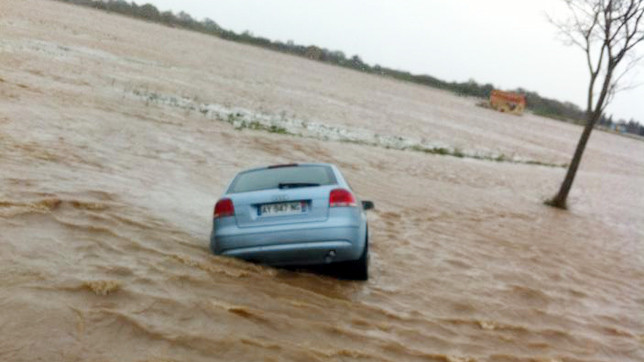 Ліквідацією наслідків займаються пожежники, військові, волонтери та жандарми.