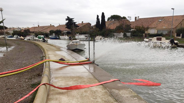 Ліквідацією наслідків займаються пожежники, військові, волонтери та жандарми.