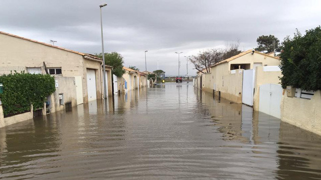 Ліквідацією наслідків займаються пожежники, військові, волонтери та жандарми.