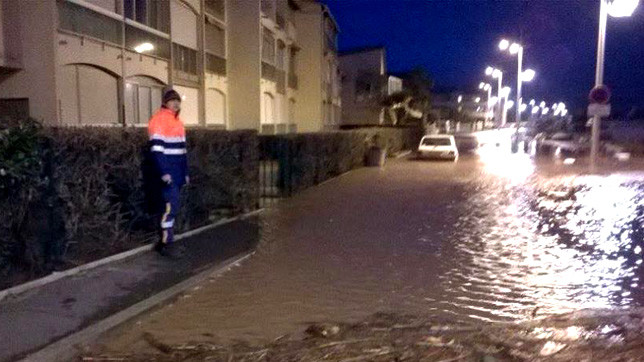 Ліквідацією наслідків займаються пожежники, військові, волонтери та жандарми.