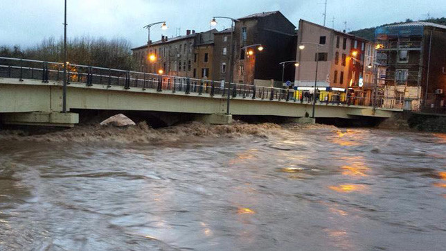 Ліквідацією наслідків займаються пожежники, військові, волонтери та жандарми.