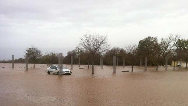 Ліквідацією наслідків займаються пожежники, військові, волонтери та жандарми.