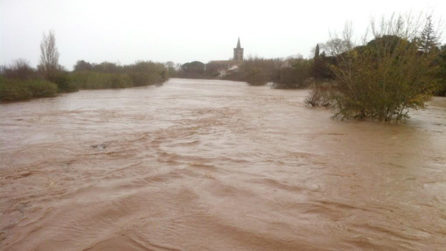 Ліквідацією наслідків займаються пожежники, військові, волонтери та жандарми.