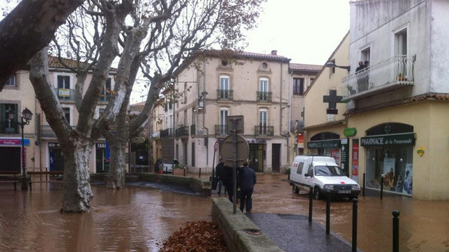 Ліквідацією наслідків займаються пожежники, військові, волонтери та жандарми.