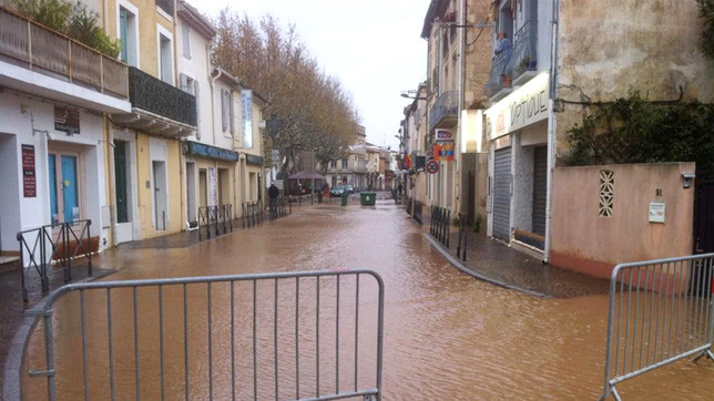 Ліквідацією наслідків займаються пожежники, військові, волонтери та жандарми.
