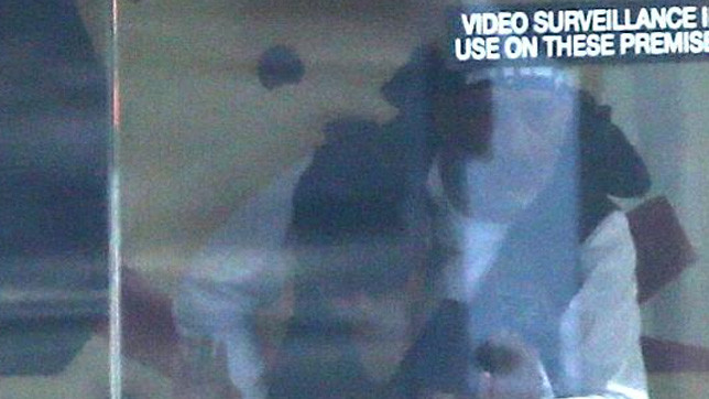 У будівлі знаходяться від 15 до 40 осіб.