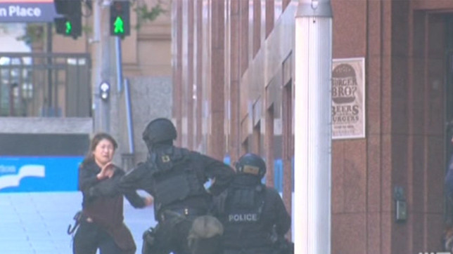 У будівлі знаходяться від 15 до 40 осіб.