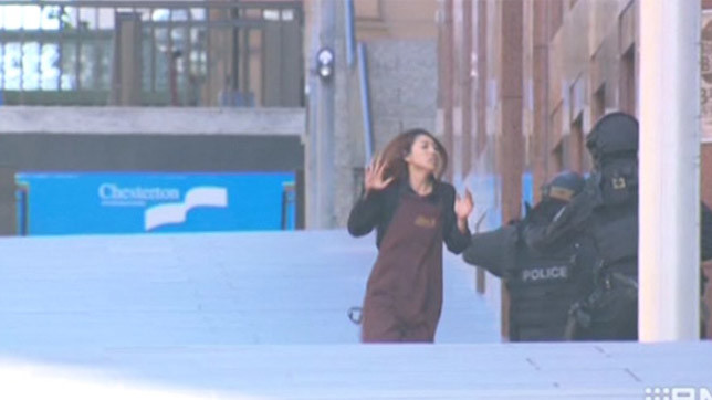 У будівлі знаходяться від 15 до 40 осіб.