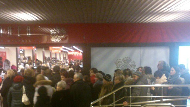 Черга за шубами. Фото з блогу Іллі Варламова