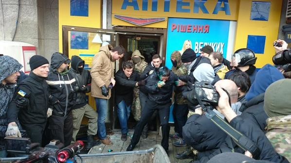 Депутата Владимира Скоробочага бросили в мусорный бак