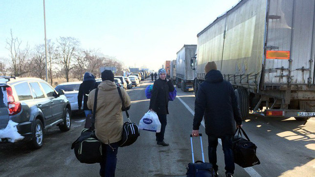 Пересечь границу проще пешком, чем на авто.