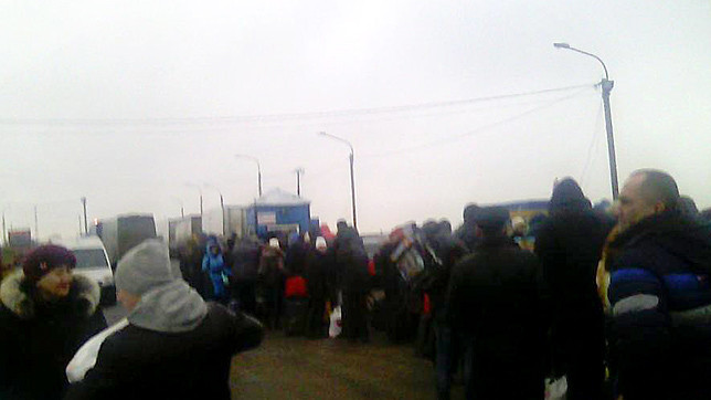 Пересечь границу проще пешком, чем на авто.